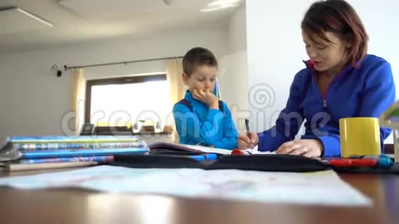 母亲和孩子做学校作业手持摄像头4K视频的预览图
