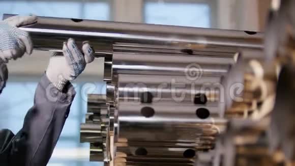 工人在金属工厂把抛光的不锈钢零件戴在手套上视频的预览图