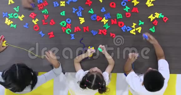 老师让学生把字母串在一起视频的预览图