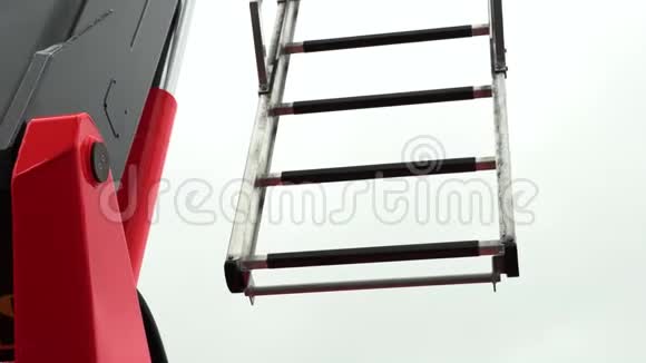 消防车上的伸缩梯视频的预览图