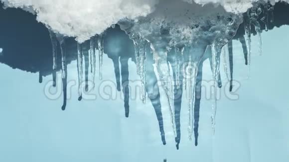 在充满活力的蓝色背景下融化冰柱视频的预览图