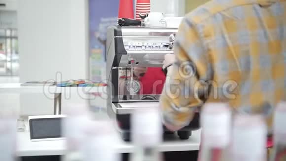 咖啡师把咖啡店里的酒柜擦干净视频的预览图