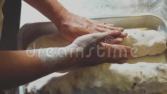 女厨师烤苹果馅饼女性手塑造糕点视频的预览图