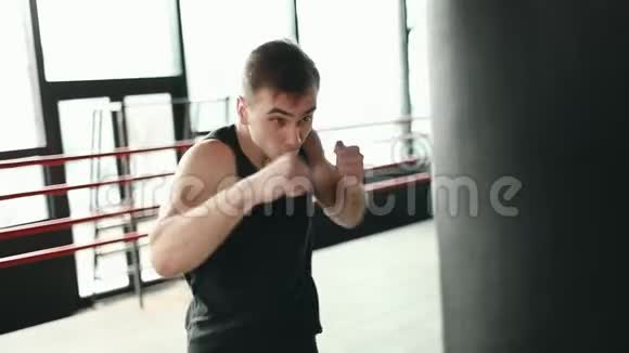 男子拳击与打孔袋视频的预览图