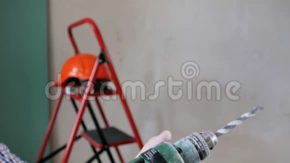 在建房屋中男职工手持电钻的特写慢动作视频视频的预览图