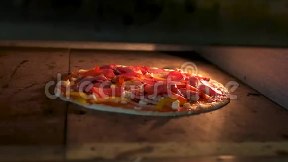 烤箱里有肉披萨视频的预览图