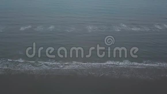 海景与海浪拍视频无人机从空中令人惊叹的景观视频的预览图