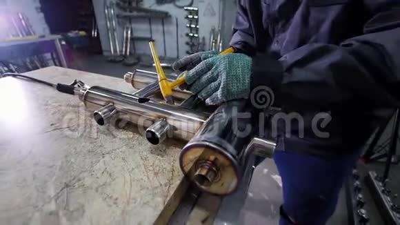 微型焊接面罩工作人员在工厂使用碳化金属电火花雕刻设备工作结束视频的预览图