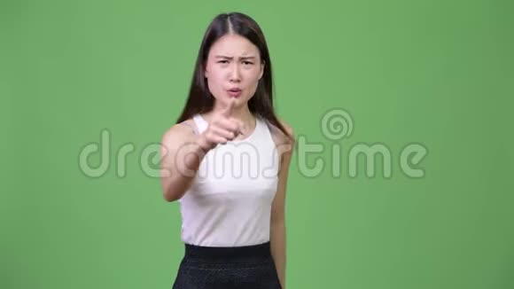 年轻愤怒的亚洲女商人在镜头前谈话视频的预览图