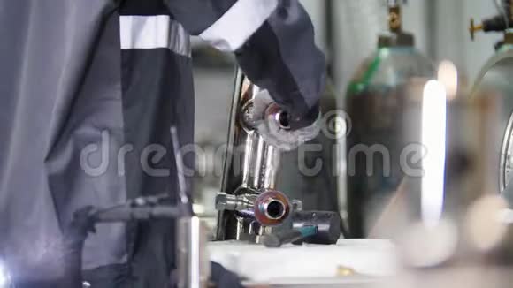 微型焊接在工厂与钢铁细节一起工作视频的预览图