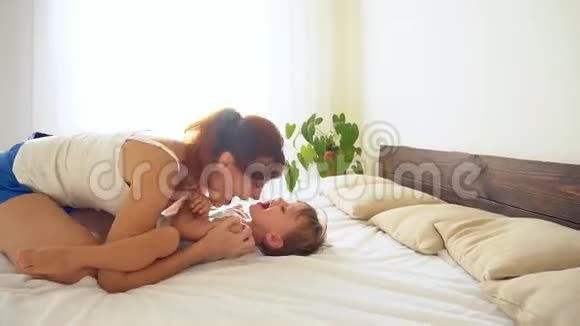 妈妈在家里和小儿子玩床视频的预览图