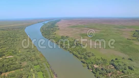 多瑙河三角洲美丽的鸟瞰图视频的预览图