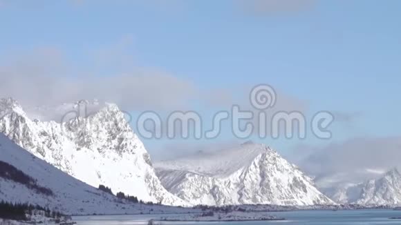 峡湾周围雪山的阳光视频的预览图