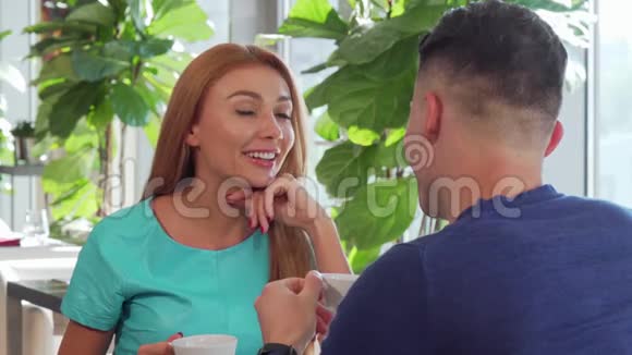 快乐的一对夫妇一起在餐厅吃早餐视频的预览图