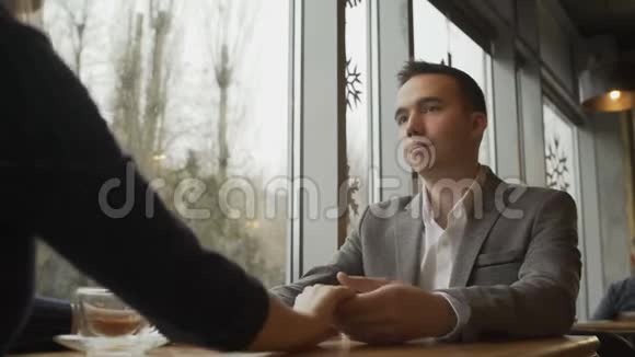 两个约会男人和女人在餐馆聊天视频的预览图