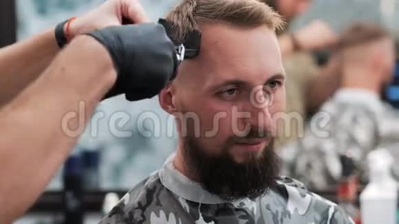 男性理发过程中使用电动剃须刀视频的预览图