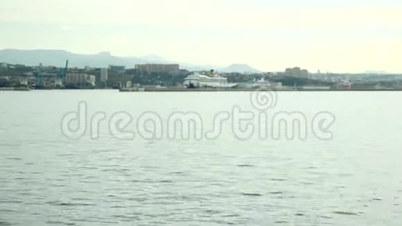 马赛全景港口海景建筑物清晨的船只视频的预览图