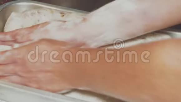 烤苹果串的女厨师女性手形糕点视频的预览图