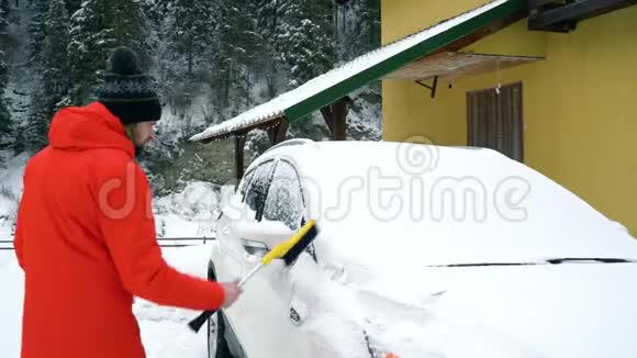 1人从房子附近的积雪里把车刮干净视频的预览图