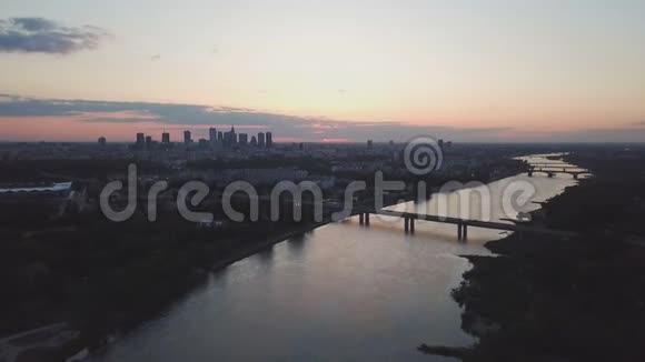 从维斯图拉河俯瞰华沙的空中景色视频的预览图