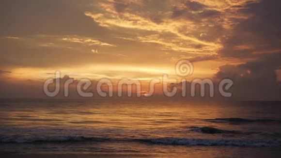 美丽的日落覆盖海洋海上日出视频的预览图