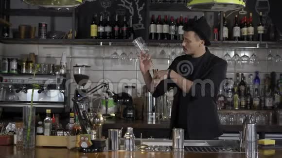 酒吧服务员拿着瓶子在酒吧里倒鸡尾酒视频的预览图