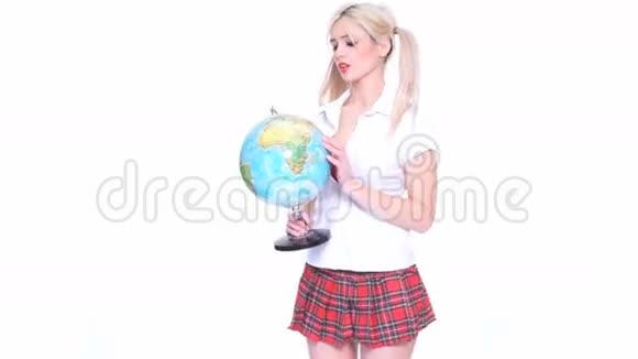 美丽可爱的金发女人拿着地球仪视频的预览图
