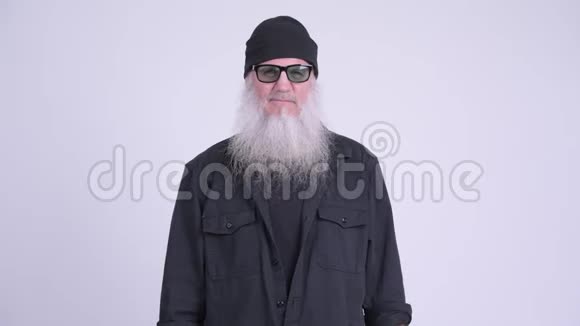 成熟的留胡子的时髦男人握手视频的预览图