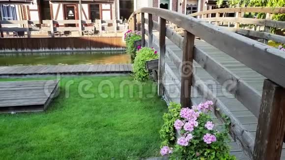 4k视频美丽的老木桥与花盆在运河上的欧洲小镇夏季视频的预览图