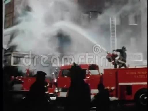 消防队员正在冲洗燃烧的建筑物视频的预览图