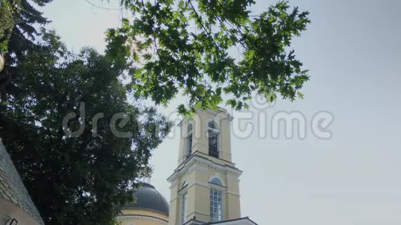 阳光明媚的一天美丽的大教堂在树间视频的预览图