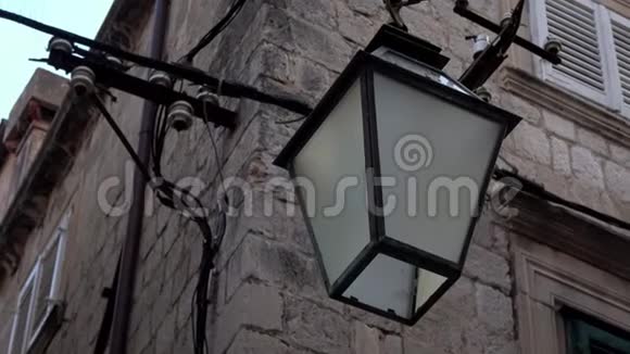 4K挂在杜布罗夫尼克建筑立面上的路灯或灯视频的预览图