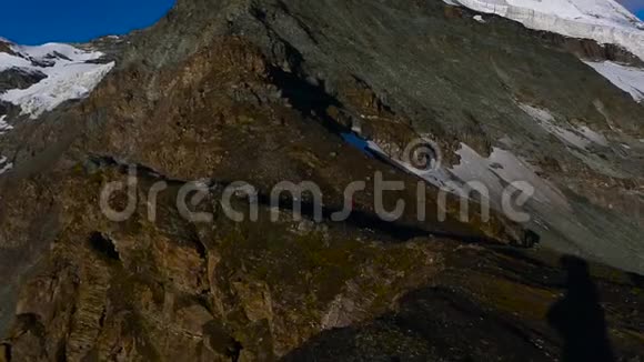 日出时马特霍恩峰东北景色的全景在晴朗的一天深蓝色的天空马特角视频的预览图
