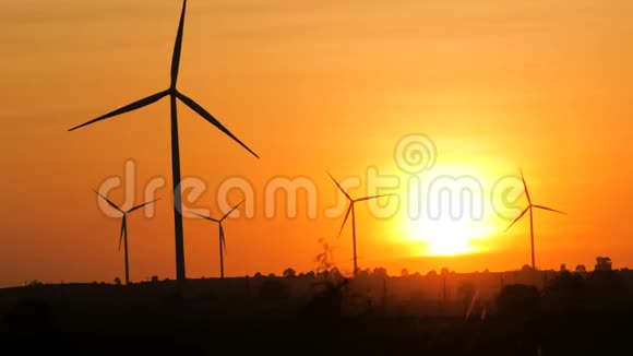 日落大气中发电生态清洁发电风力发电机组剪影风景视频的预览图