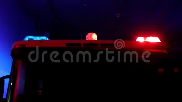 红色和蓝色闪烁的应急灯视频的预览图