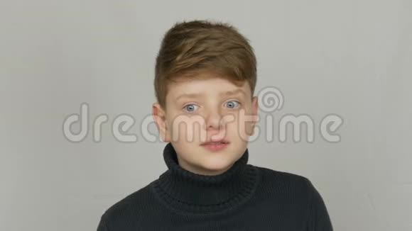 一个有趣的金发蓝眼少年的肖像用手势和面部表情来表示谴责视频的预览图