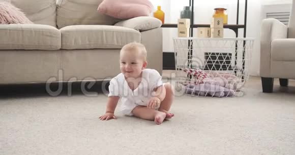 可爱的女婴在地毯上爬行视频的预览图