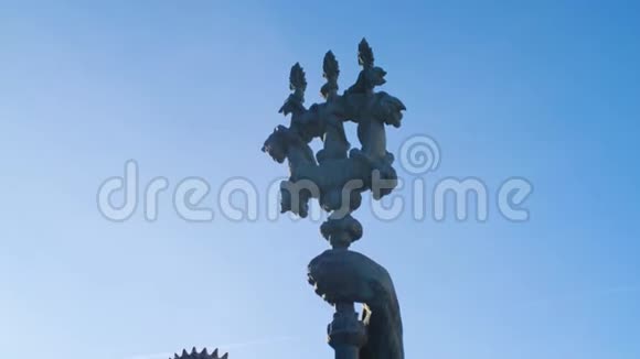 海王星雕像的特写库存录像波塞冬雕像的三叉戟在蓝天上升起被视频的预览图