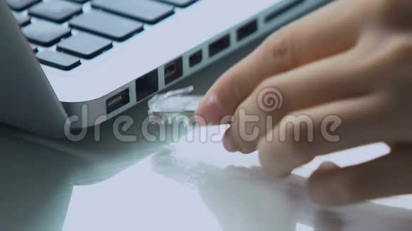 女性手指插入以太网电缆进入笔记本电脑端口网络连接视频的预览图