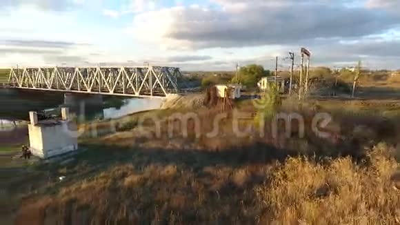 从铁路桥和河流的高度看得很好在铁路桥和铁路上飞行无人机视频的预览图