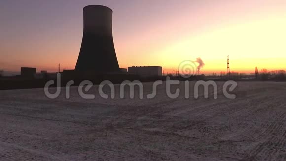 德国穆赫海姆的冷却塔和离线离网核电厂视频的预览图