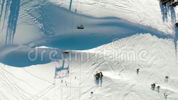 在布莱克科姆山峰上的一架滑雪缆车的头顶上视频的预览图