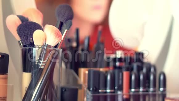 化妆刷设置在包装上的化妆台上进行化妆化妆品组合视频的预览图