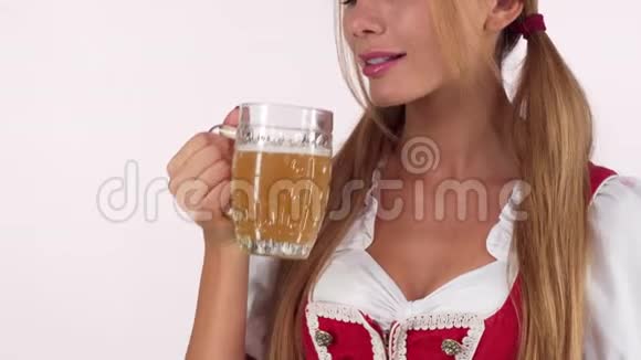 无法辨认的啤酒节女人喝着美味的啤酒视频的预览图