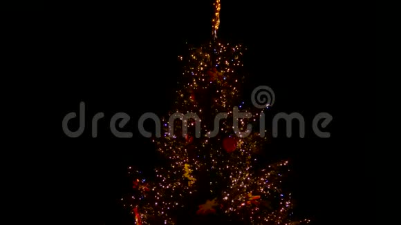 巨大的圣诞树上装饰着灯星星和玩具视频的预览图