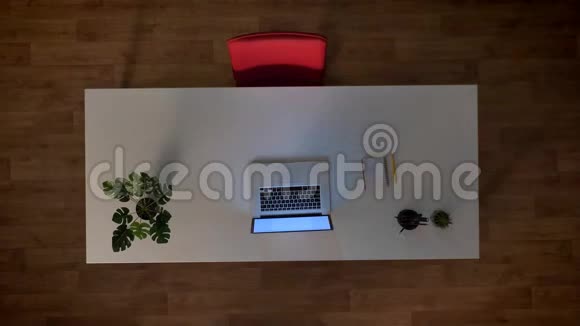 时间流逝办公室里的时间过得很快空桌子红椅子和笔记本电脑顶级的木制的工作室视频的预览图