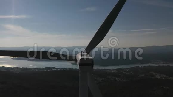 风力涡轮机背景下美丽的景观航空视频视频的预览图