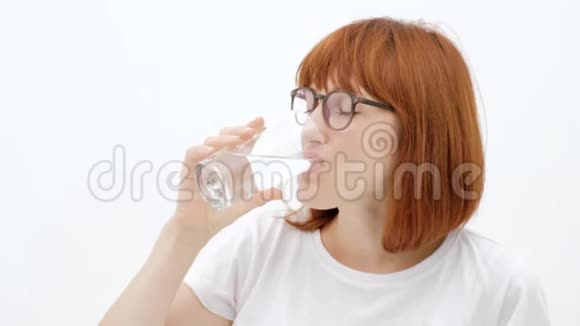 女人手里拿着指指点点的药年轻女孩服用药物视频的预览图