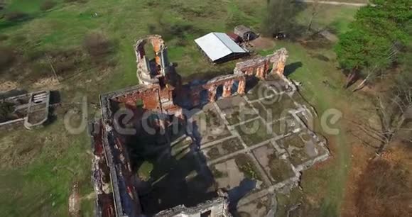 中世纪城堡鸟瞰ZamokTereshchenkiv附近的森林视频的预览图