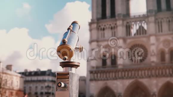 贝雷帽里的小女孩通过硬币望远镜看慢动作巴黎圣母院孩子们上来了用塔上的观众视频的预览图